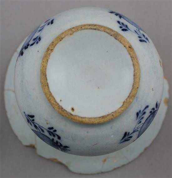 A mid 18th century English? blue and white delftware spittoon, 12.4cm